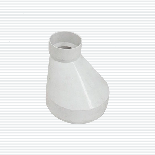 REDUCCIÓN CEMENTAR DE PVC SANITARIO: Ajuste perfecto - Reducción cementar de PVC sanitario en fondo blanco.