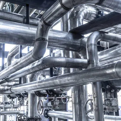 Compleja instalación de tuberías de acero inoxidable interconectadas, cumpliendo con las normativas y estándares de calidad en la tubería de acero inoxidable.