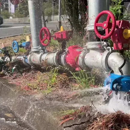 Fugas industriales en sistemas de tuberías donde se muestran conexiones industriales para prevenir pérdidas de fluidos.