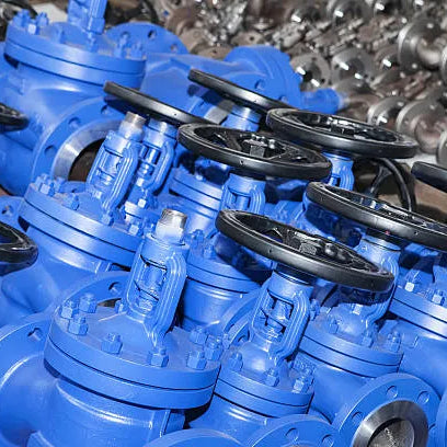 Materiales industriales para válvulas donde se observa una selección de componentes de acero inoxidable utilizados en aplicaciones industriales.