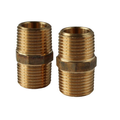 Niple dorado utilizado en sistemas de tuberías, ideal para conectar y asegurar diferentes secciones, mostrado sobre fondo blanco, perfecto para proyectos con niples.