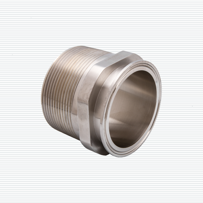Adaptador Clamp a NPT Macho de Acero Inoxidable Sanitario; Adaptador tipo clamp a NPT macho en acero inoxidable sanitario. Conexiones versátiles para sistemas higiénicos. [Imagen del producto con fondo blanco]